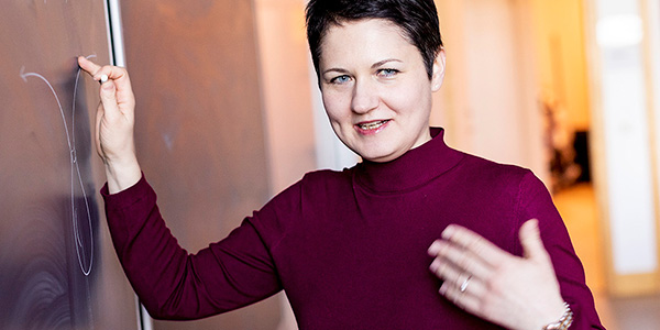 Anna Sakovich skriver på svarta tavlan