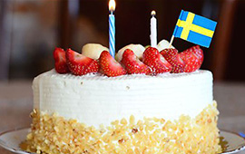 Gräddtårta dekorerad med svensk flagga