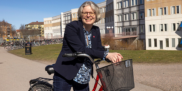 Micheline med cykel utanför Ekonomikum