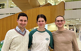 Gruppbild på tre studenter i Segerstedthuset