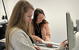 Två forskare vid datorskärm